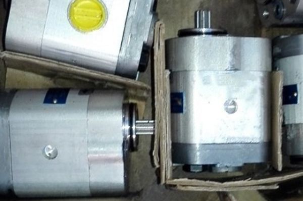 JIHOSTROJ齿轮泵P23-3.3R-A03K03-AG02P01-N ，捷克P23系列齿轮油泵